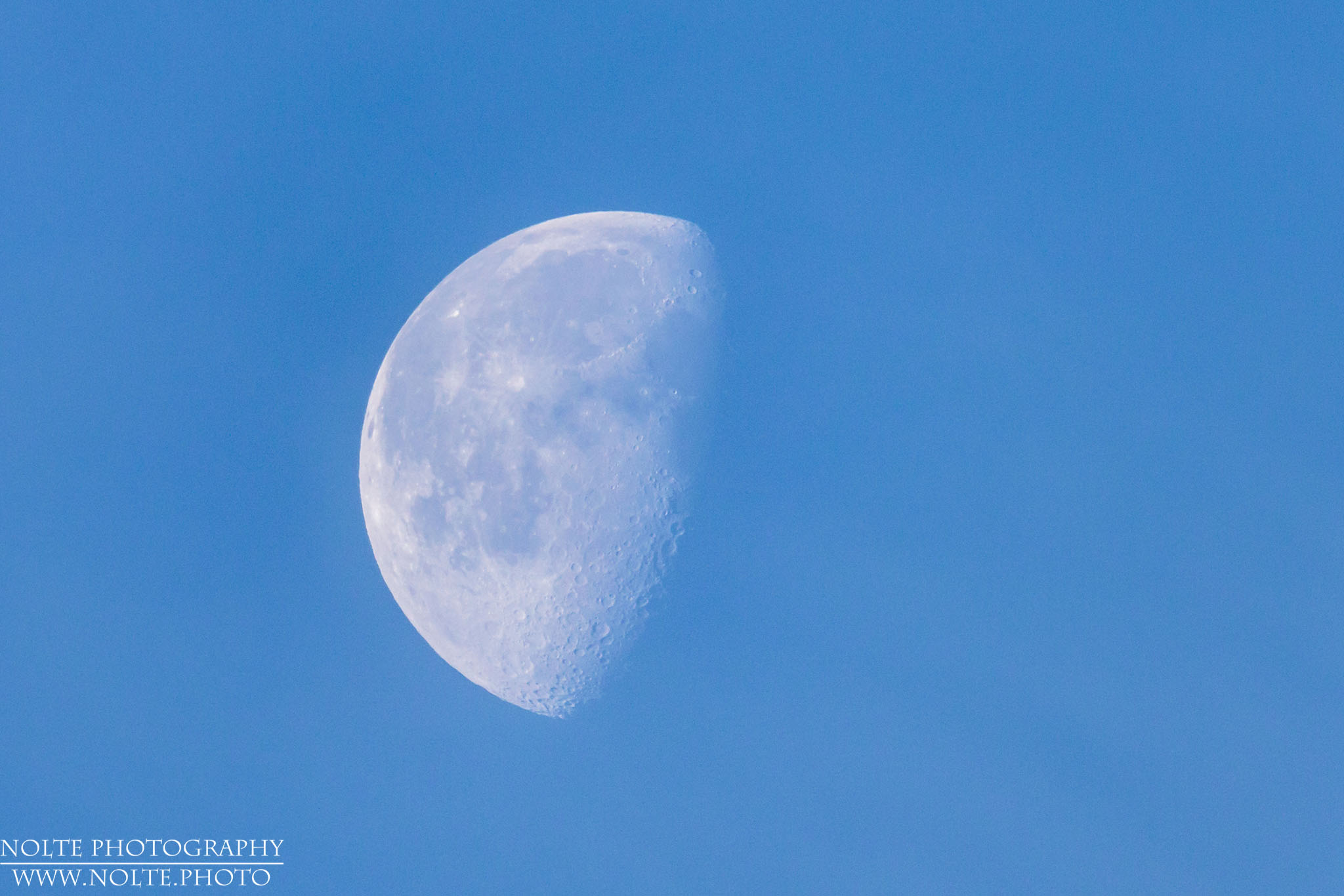 Der Mond am Taghellen Himmel
